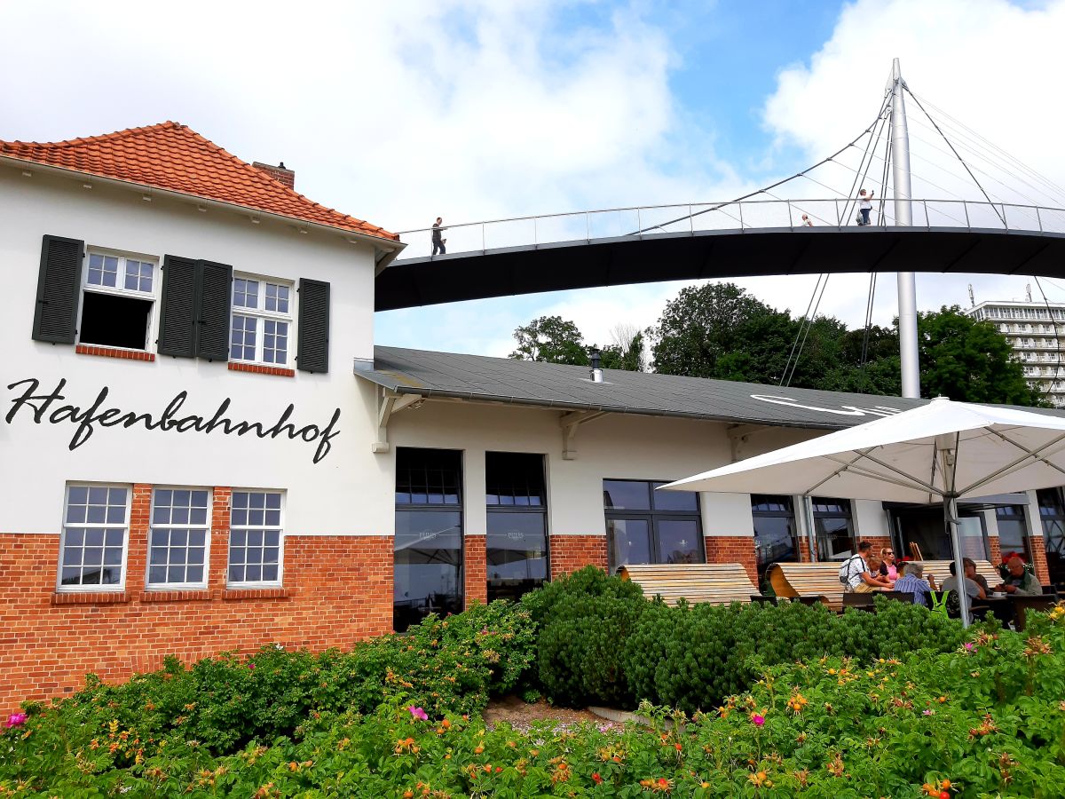 Hafencafe/Bäckerei mit Fußgängerbrücke im Hintergrund