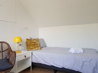 Schlafzimmer mit 2 Einzelbetten oben