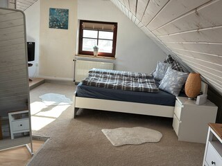 Schlafzimmer mit Ehebett