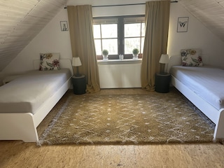 Schlafzimmer im Obergeschoss mit 2 Betten