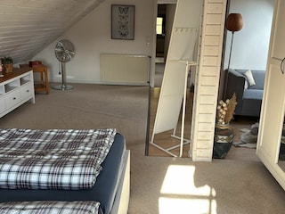 Schlafzimmer mit Ehebett