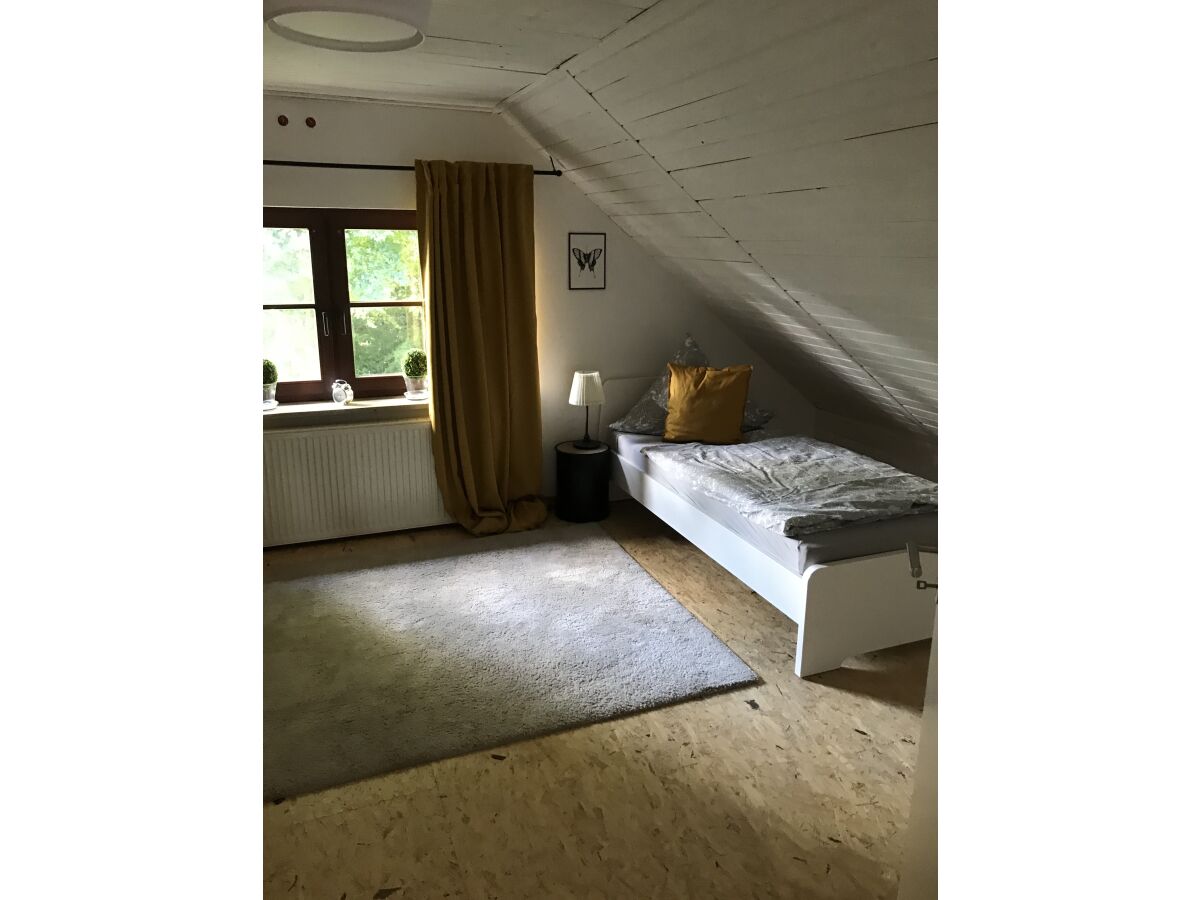 Schlafzimmer mit zwei einzelnen Betten