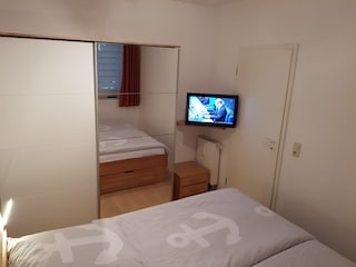 Gemütlich Fernsehen im Bett