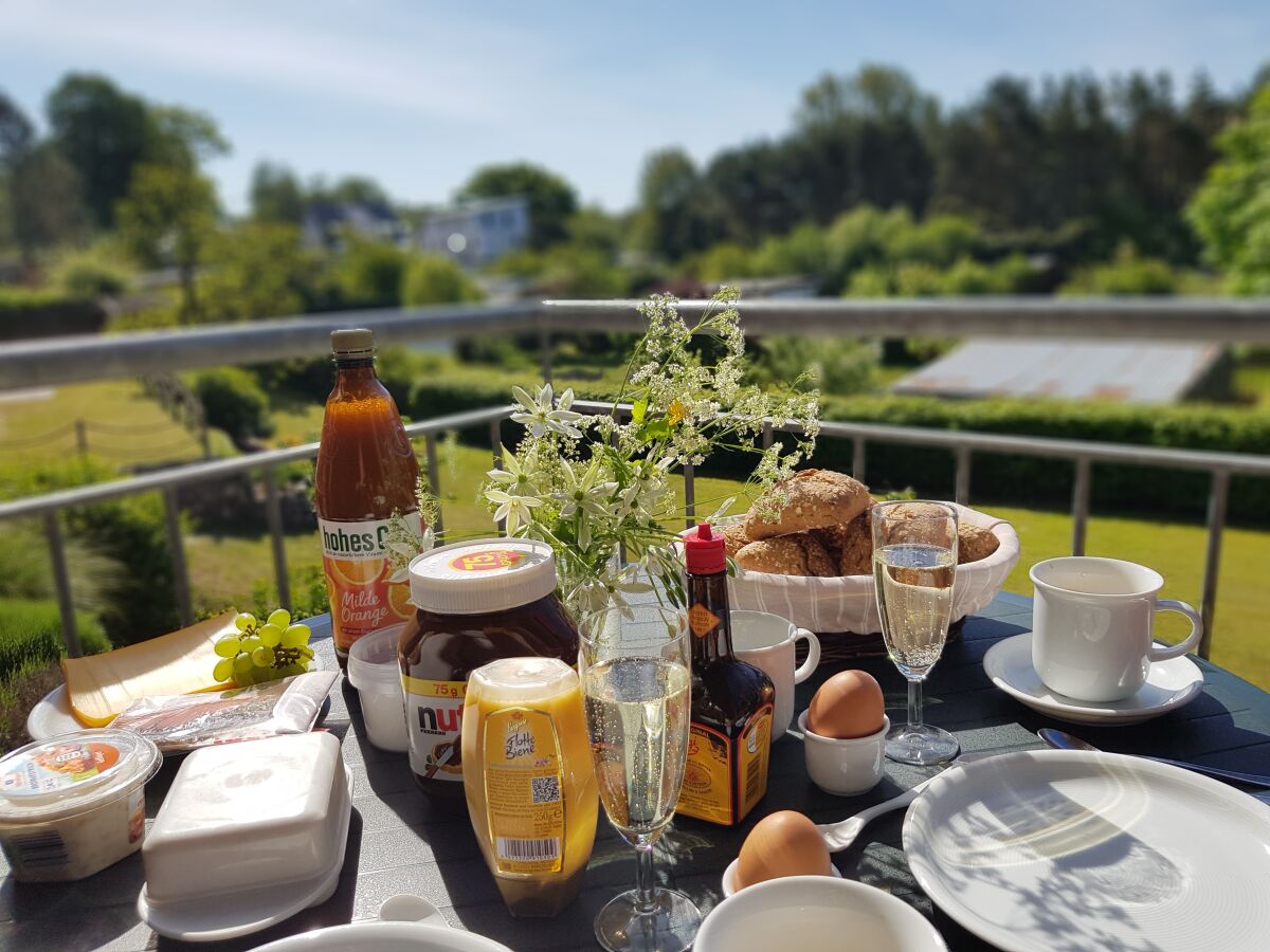 Frühstück mit Gartenblick