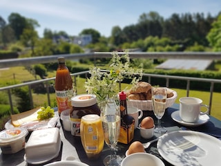 Frühstück mit Gartenblick