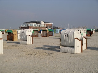 Strand mit Restaurant von Nessmersiel