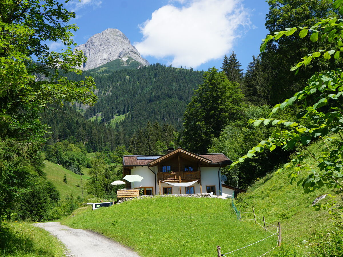 Südansicht mit "Hochthron" und Zufahrt