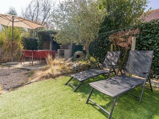 Der sonnige, eingezäunte Garten mit Liegen
