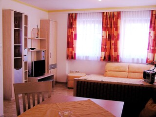 Das Wohnzimmer ist sehr gut ausgestattet