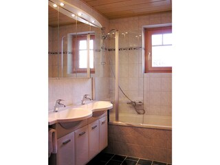 Das großzügige Badezimmer