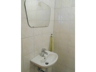 WC mit kleinem Waschbecken