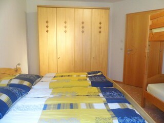Schlafzimmer mit Doppelbett und 4 teiligem Schrank