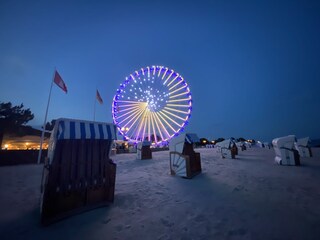 Riesenrad am Strand während der Saison