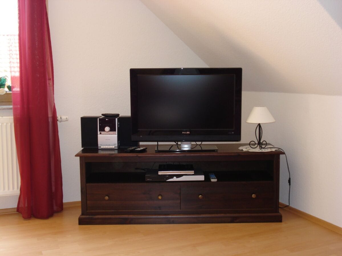 82 cm Flachbildschirm, DVD und Mini Hifi-Anlage