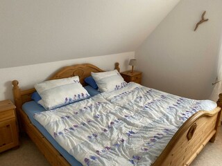 Schlafzimmer mit Doppelbett