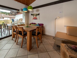 Esstisch im Wohnraum und Kunst