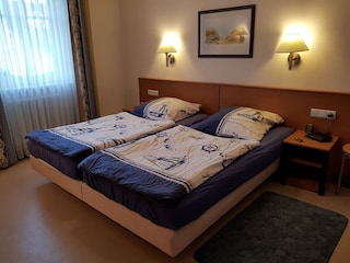 Schlafzimmer mit Doppelbett