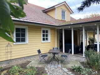 Ferienhaus in der Seitenansicht (oben = Ferienwohnung)