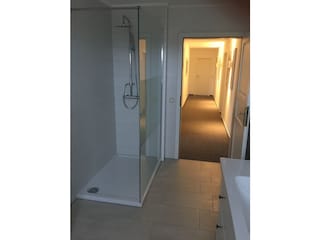 Blick aus dem Badezimmer in den Flur