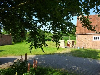 Blick vom Rondel auf die Terrasse und die Liegewiese