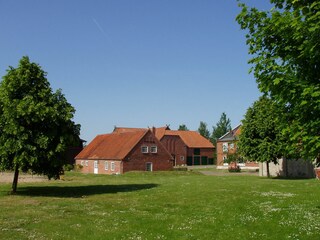 Blick von der Wiese auf das Hofgelände