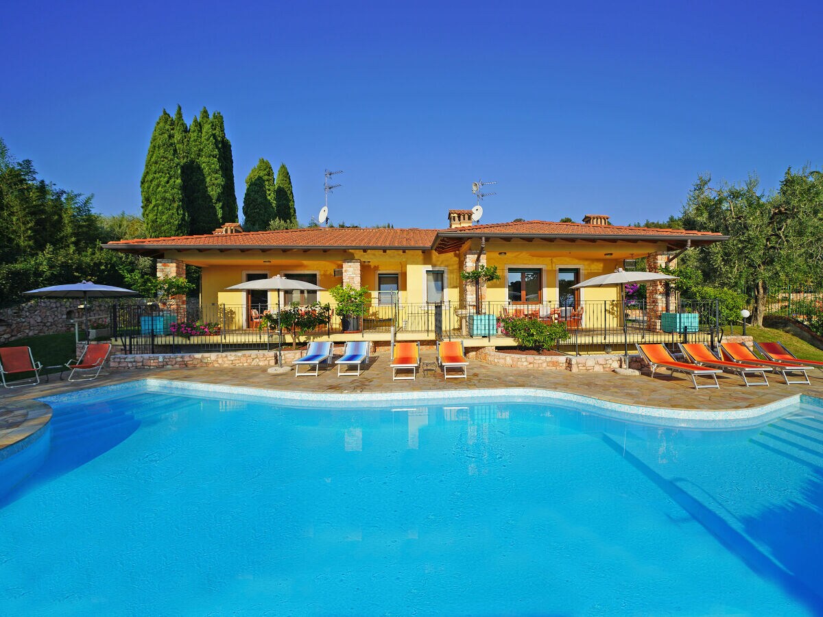 The villa with swimming-pool, garden and sunbeds