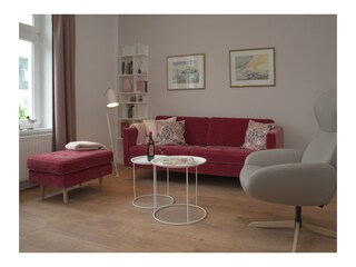 gemütlicher Sofabereich mit Relaxsessel und Fußhocker