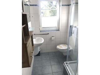 Bad mit Dusche und Fenster