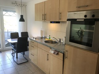 Küche und Essplatz mit Blick ins Grüne