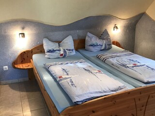 Separates Schlafzimmer mit Doppelbett
