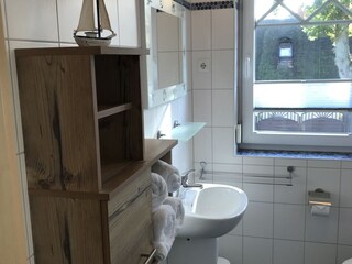 Duschbad mit Fenster und Insektenschutz