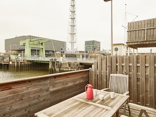Terrasse mit Klappbrücke