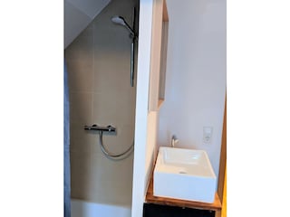 en suite Dusche und Waschbecken