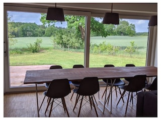 Blick von der großen Tafel auf Garten und Feld