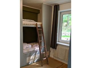 Schlafzimmer im Erdgeschoff mit Alkoven-Doppelstockbett