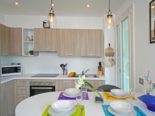 Kitchen mit Backofen und Mikrowelle
