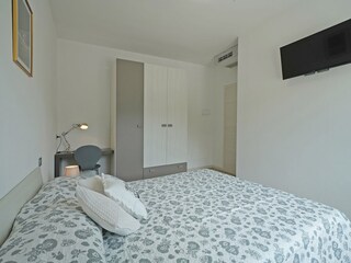 Das Schlafzimmer mit Schrank und Smart TV