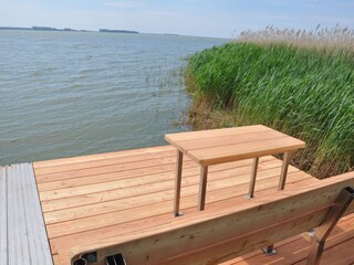 Bootssteg mit Sitzbank und Tisch