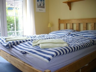 Schlafzimmer mit Doppelbett