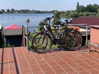 Blick vom Parkdeck mit Ihren Fahrrädern