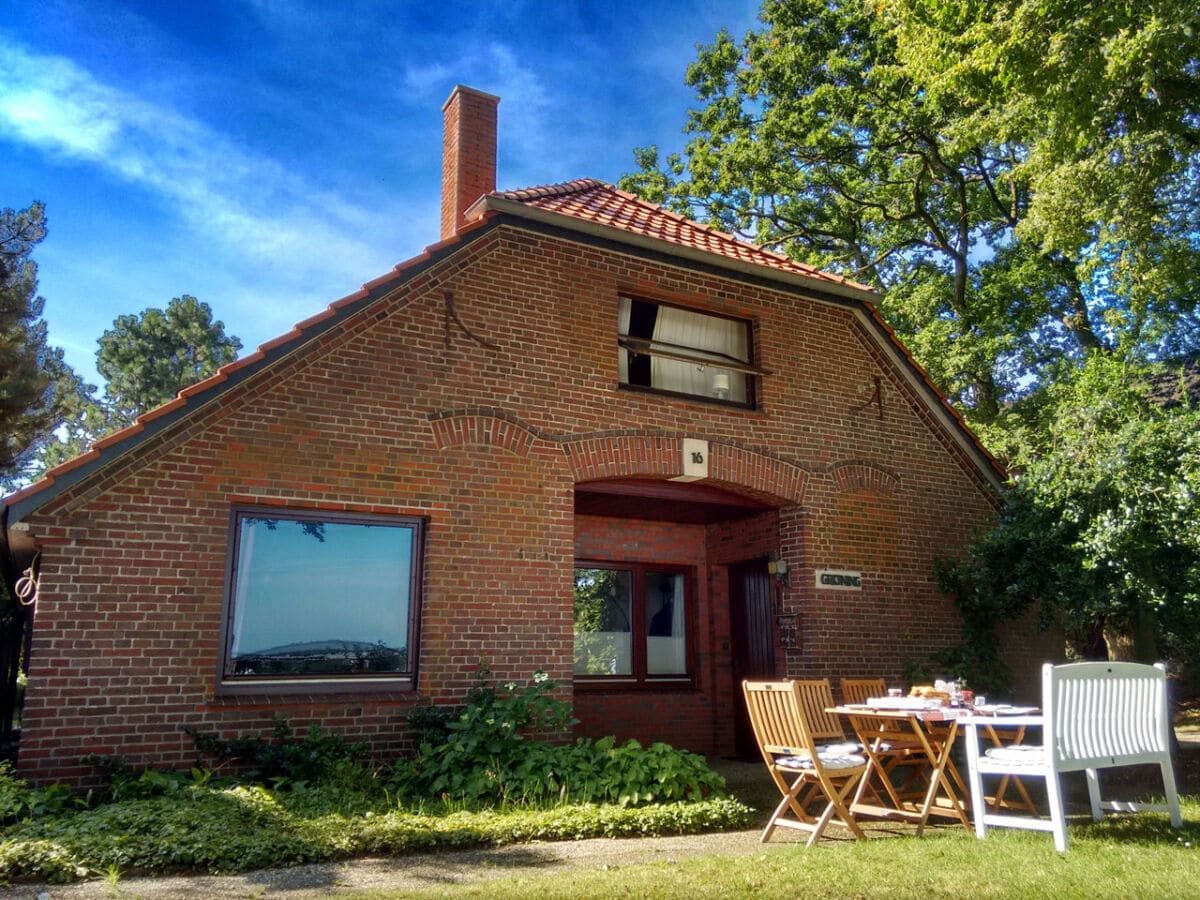 Frühstück auf der Terrasse mit Blick auf den Jadebusen