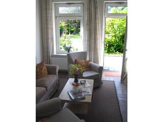 Wohnzimmer mit Gartenzugang