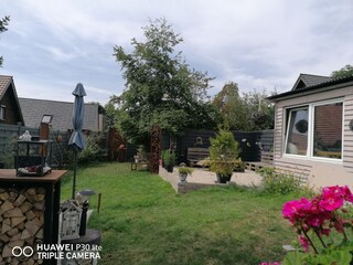 Gartenhütte mit Sitzplatz und Grill