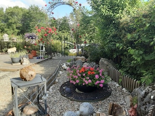 Vorder Garten mit Terrasse