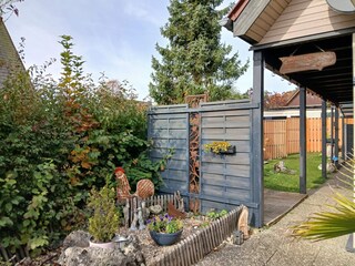 Garten an Seite vom Wohnzimmer