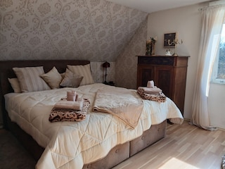 Schlafzimmer oben 2 m x 2m mit Blick zu der Obstwiese h