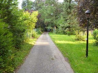 Zufahrt durch privaten großen Garten