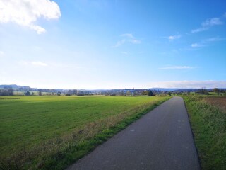 Radweg mit Sicht auf Herbstein