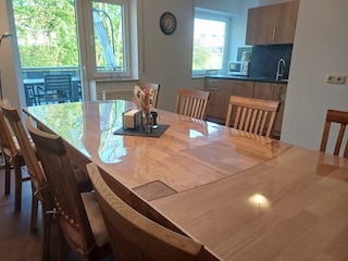 Esszimmer für bis zu 8 Personen mit Zugang zum Balkon