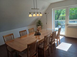 Esszimmer für bis zu 8 Personen mit Zugang zum Balkon